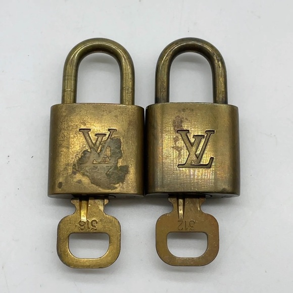 Authentic LOUIS VUITTON Padlock & Key Matchings Sets Gold 20pcs - Picture 9 of 11